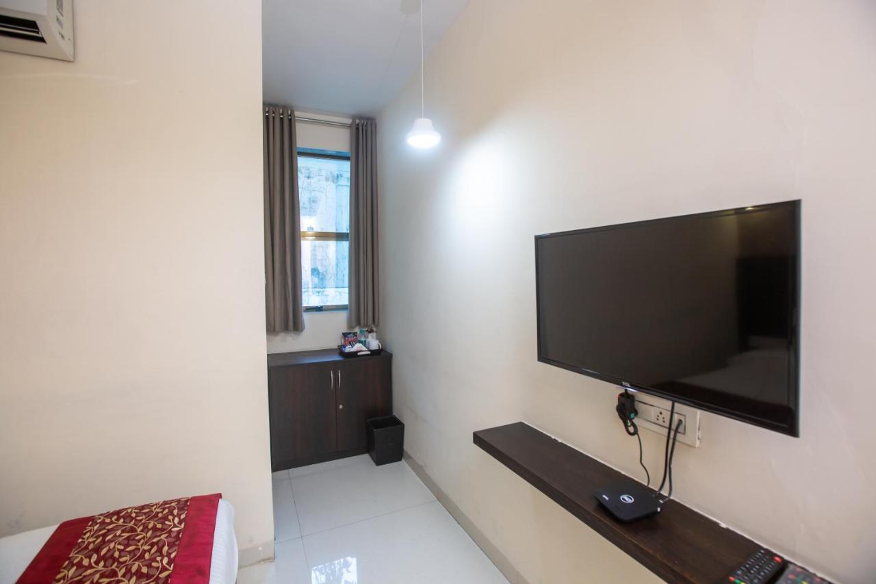 Hotel Singh'S By Wb Inn, Vashi, Нави Мумбаи Экстерьер фото